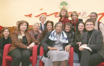 Amelia Boynton Robinson (Mitte) zu Gast beim Frauenausschu� der DS-Fraktion (Demokratische Linke) im Parlament in Rom. Rechts vorne die Abgeordnete Elena Montecchi, die sich auch f�r die Arbeit der LaRouche-Jugendbewegung in den USA interessiert. (Foto: ANSA)