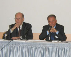 Lyndon LaRouche (l) und Mario Lettieri, Italienischer Parlamentarier , dessen Resolution f�r LaRouche's New Bretton Woods Finanzsystem vom Abgeordnetenhaus beschlossen wurde.