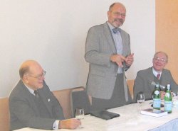 Auf dem Berliner Seminar (v.l.n.r.): Lyndon LaRouche, J�rgen H�bschen und Jonathan Tennenbaum.