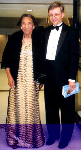 Die 92j&auml;hrige B&uuml;rgerrechtlerin an der Seite des 1. Vorsitzenden des amerikanischen Schiller-Instituts Will Wertz.