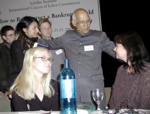 Der ehemalige indische Minister Chandrajit Yadav mit Helga Zepp-LaRouche, Erin Regan  und Elodie Vienot.